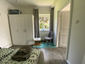 Schlafzimmer mit Blick in den Garten