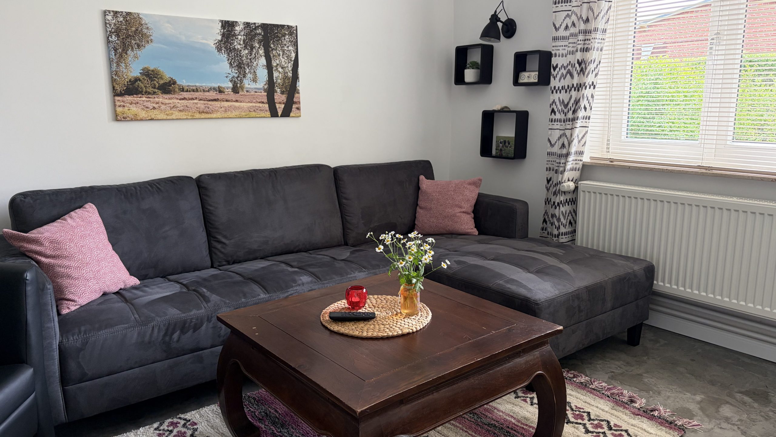 Gemütliches Sofa im Wohnzimmer